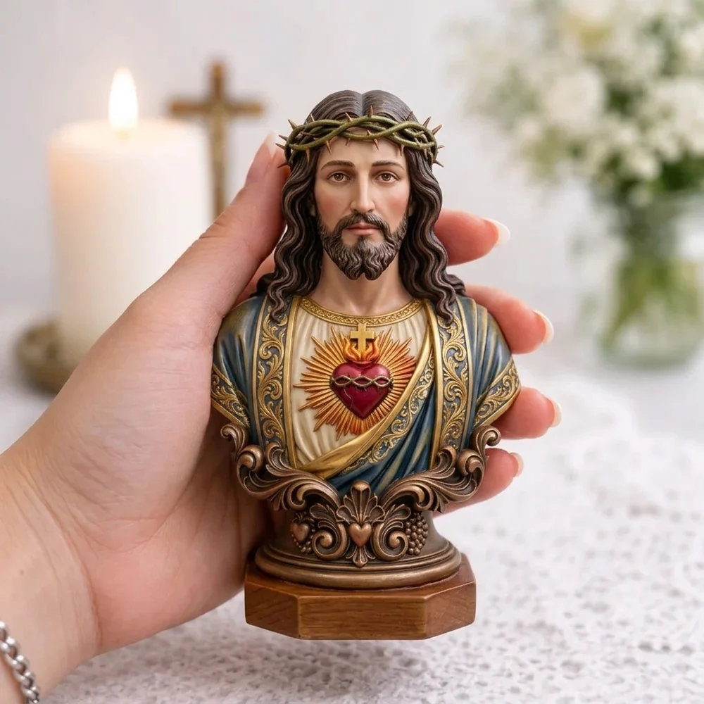 Busto do Sagrado Coração de Jesus com coroa de espinhos e manto azul e dourado, segurado na mão