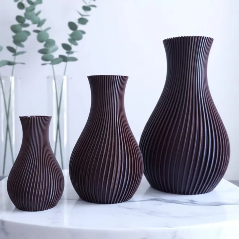 Três vasos decorativos canelados impressos em 3D, em tamanhos diferentes